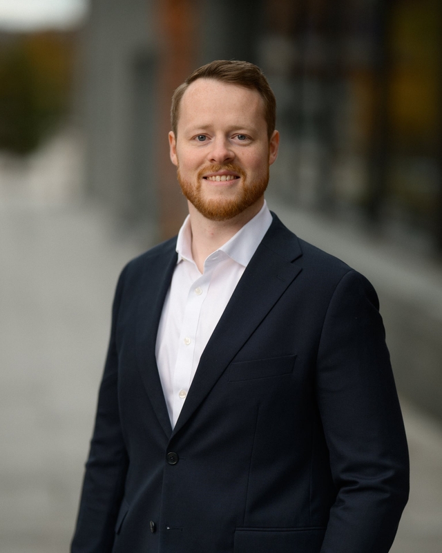 Simen Moe er senior eiendomsforvalter i Malling Residential, hvor han har jobbet siden 2024. Han har en mastergrad i eiendomsutvikling fra NMBU og en bachelor i økonomi og administrasjon fra NTNU. Simen underviser på modulen "Problemløsning i praksis" i Boligutleiestudiet ved Senter for Eiendomsfag, og jobber til daglig med drift, vedlikehold og leietakerhåndtering i boligporteføljer i Oslo.
