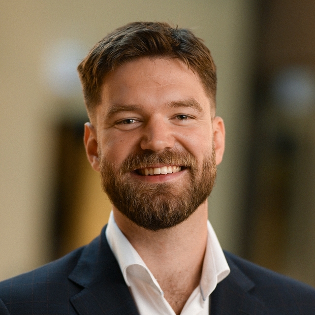 Esben har jobbet som forretningsutvikler hos Malling & Co siden 2018. Han har fingeren på pulsen i forhold til hvilke selskaper som er på flyttefot, og hva som tilbys av næringsareal. Esben har en bakgrunn fra Markedshøyskolen i Oslo, og kom til Malling & Co etter 5 år i forskjellige forretningsmiljøer i Danmark. Tross sin unge alder har han opparbeidet seg bred erfaring innen forretningsutvikling, vekst og salg. Etter å ha utviklet et foodtruck konsept i Danmark nøler han ikke med å fortelle om økologisk jordbruk, mat og røkeridrift.