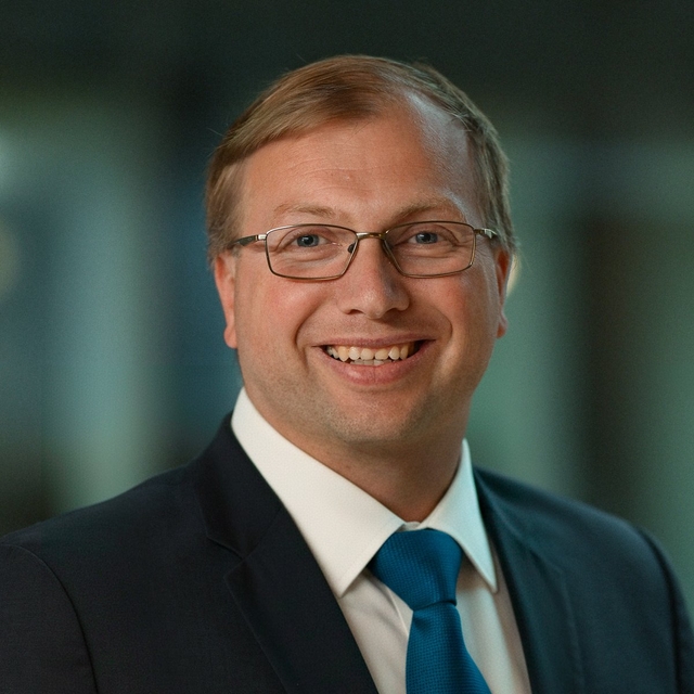 Herman er utdannet siviløkonom fra BI med etterutdannelse gjennom graduate programmet til A.P Møller-Maersk. Med mange års erfaring fra finans og shipping tok han i 2015 med seg sin erfaring fra disse markedene inn i Malling & Cos satsing på analyse av næringseiendom, hvor han har ansvaret for investeringsmarkedet. Herman brenner for å bruke analyser av investeringsmarkedet til å se attraktive muligheter og det beste beslutningsgrunnlaget for både kunder og eiendomshusets egne rådgivere.