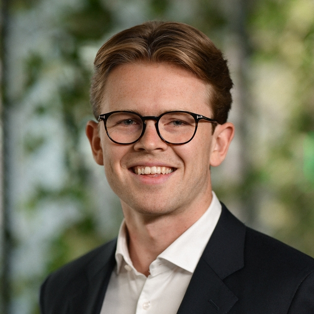 Jørgen Holand er junioranalytiker i Malling & Co Research and Valuation (MCRV), med hovedansvar for kontormarkedet. Med en dobbel mastergrad i finans og internasjonal business fra NHH og Ivey Business School, bringer Jørgen en solid akademisk bakgrunn. I det daglige bidrar han til å styrke Mallings kunders beslutningsgrunnlag ved å levere dype data-drevne analyser. Jørgens lidenskap ligger i å avdekke innsikt på både markeds- og eiendomsnivå, og han bistår aktivt selskapets avdelinger med kundeoppdrag og utarbeidelse av markedsanalyser i tett samarbeid med MCRV-teamet.