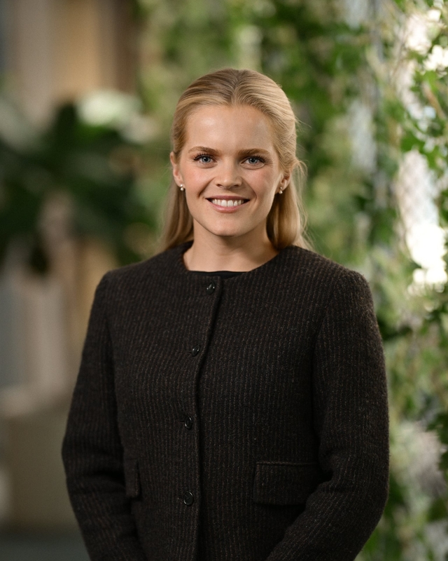 Jenny Andresen jobber som junioranalytiker i Malling & Co Research and Valuation (MCRV), med hovedansvar for handelsmarkedet. Hun har en bachelorgrad i arkitektur fra University of Edinburgh og en master i eiendomsutvikling fra NMBU, og har tidligere erfaring fra arkitektbransjen. I det daglige leverer hun datadrevne analyser som styrker beslutningsgrunnlaget for Mallings kunder, og bistår selskapets avdelinger med kundeoppdrag og markedsanalyser i tett samarbeid med MCRV-teamet. Jennys lidenskap ligger i å forstå hvordan planverk, stedskvaliteter og markedskrefter påvirker eiendom.