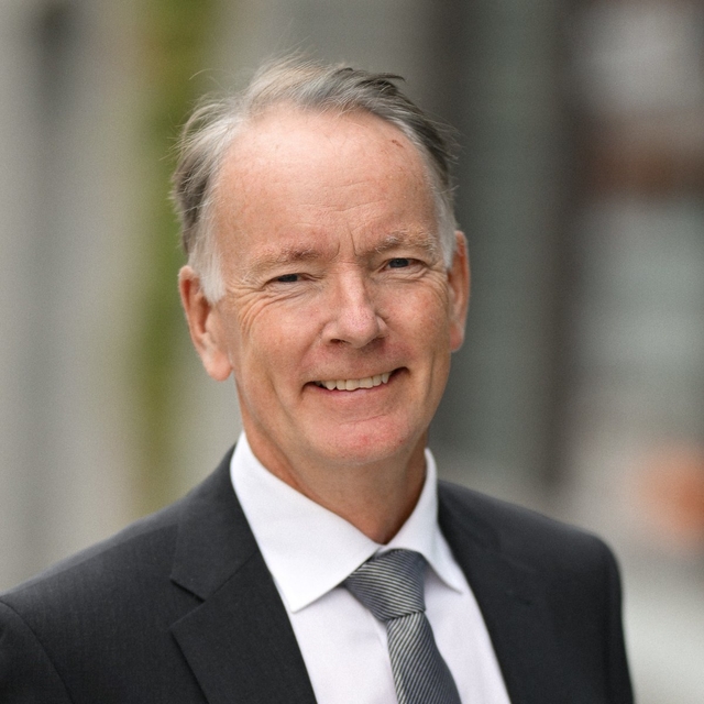 Jon begynte i en deltidsstilling som seniorøkonom i analyseavdelingen i januar 2024. Han fant en felles interesse for analyse med Mallings analysesjef Haakon Ødegaard etter at sistnevnte i flere år har vært gjesteforeleser i Jons kurs i næringseiendom på Norges Handelshøyskole (NHH). Jon er utdannet siviløkonom fra NHH og har en mastergrad i finans fra Handelshøyskolen BI og en mastergrad i Real Estate Management fra KTH i Sverige. Han har fullført en PhD-utdanning i finans og håper å få tid å levere avhandlingen om eiendomsfinansiering. Før Jon tok steget over i akademia, jobbet han 20 år i finans som blant annet aksjeanalytiker og kapitalforvalter. Når han ikke skriver eller forsker på finans og eiendom, eller foreleser ved Universitetet i Sørøst-Norge og Norges Handelshøyskole, spiller han tennis og drar på ski. Noe han, ifølge ham selv, er like dårlig som ivrig på.