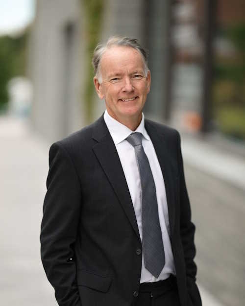 Jon begynte i en deltidsstilling som seniorøkonom i analyseavdelingen i januar 2024. Han fant en felles interesse for analyse med Mallings analysesjef Haakon Ødegaard etter at sistnevnte i flere år har vært gjesteforeleser i Jons kurs i næringseiendom på Norges Handelshøyskole (NHH). Jon er utdannet siviløkonom fra NHH og har en mastergrad i finans fra Handelshøyskolen BI og en mastergrad i Real Estate Management fra KTH i Sverige. Han har fullført en PhD-utdanning i finans og håper å få tid å levere avhandlingen om eiendomsfinansiering. Før Jon tok steget over i akademia, jobbet han 20 år i finans som blant annet aksjeanalytiker og kapitalforvalter. Når han ikke skriver eller forsker på finans og eiendom, eller foreleser ved Universitetet i Sørøst-Norge og Norges Handelshøyskole, spiller han tennis og drar på ski. Noe han, ifølge ham selv, er like dårlig som ivrig på.