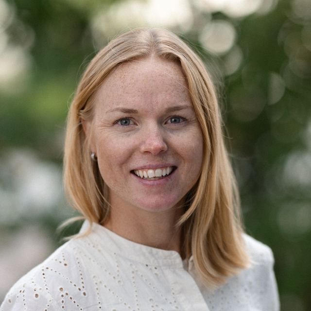 Karoline har jobbet i Malling & Co siden 2019 og er partner i Energi- og Miljøavdelingen. Hun er utdannet ingeniør innenfor energi og miljø i bygg, og er lisensiert BREEAM-NOR AP. Karoline har gjennom flere år bistått byggherre med bærekraftsvurderinger gjennom hele livsløpet til eiendommer, fra tidligfase strategisk arbeid, til optimalisering og energieffektivisering i driftsfasen. Hun er spesielt opptatt av å kunne gi en god veiledning til byggherre som er tilpasset deres ambisjoner og krav, og har gjennom sin interesse for sirkulær økonomi sørget for å både kartlegge og realisere ombrukspotensialet i eiendommer.