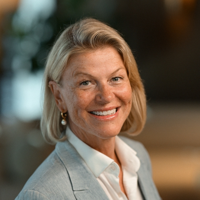 Marianne har jobbet som markedssjef i Malling & Co siden 2010. Hun er glødende opptatt av merkevarebygging basert på samspillet mellom markedsføring, CRM og ny teknologi. Marianne har over 25 års erfaring med markedsføring av næringseiendom men er utdannet profesjonell dykker og er verdens første kvinnelige metningsdykker. Når hun ikke tenker på markedsføring, er hun engasjert i byutvikling, ny teknologi og kultur.