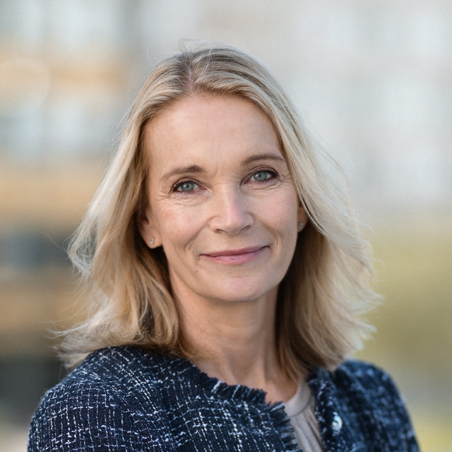 Nora har siden 2011 vært partner og senior rådgiver i teamet for Leietakerrådgivning i Malling & co. Hun er glødende engasjert i eiendom som strategisk virkemiddel for leietakeren og har arbeidet med endringsprosesser knyttet til eiendom mesteparten av sitt yrkesaktive liv. Hun har vært med på å bygge opp Malling & co Leietakerrådgivning til en markedsledende aktør som hele tiden utvikler sitt tjenestespekter til det beste for leietakeren. Nora elsker å arbeide med sine kunder fra strategiske diskusjoner i tidlig fase av et endringsbehov, til nøkkelferdige lokaler noen måneder eller år senere hvor kundens mål og visjon er implementert i hele løsningen. Belønningen er å se hva nye og gjennomtenkte kontorlokaler kan bidra til av stolthet og glede hos kunden!