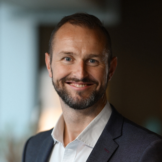 Robert har jobbet i Eiendomshuset Malling & Co siden 2016 og fikk i 2020 muligheten til å spisse selskapets posisjon innen innovasjon og teknologi da han gikk inn som daglig leder og partner i Malling & Co Technology. Robert har en variert bakgrunn med et særlig fokus på teknologi og kvalitet de siste 20 årene. Dette har han opparbeidet gjennom sin karriere som senioringeniør i oljebransjen og som teknisk driftssjef i Malling & Co forvaltning. Han er utdannet elektriker og ingeniør innen elkraftteknikk fra USN og har i de siste årene vært en bidragsyter hos andre utdanningsinstitusjoner hvor han holder kurs og foredrag innen eiendomsteknologi og innovasjon. Robert brenner for teknologi som virker og som gir merverdi til alle relevante parter i verdikjeden Næringseiendom.