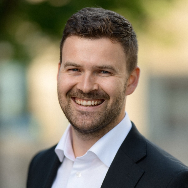 Sondre er utleiemegler i Malling & Co Drammen, og har jobbet med næringseiendom i Eiendomshuset Malling i snart tre år. Han har tidligere vært på sprintlandslaget I langrenn, og har flere pallplasser i verdenscupen.