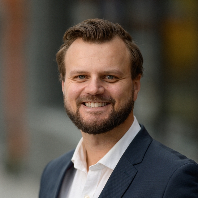 Sondre Ullersmo er eiendomsforvalter i Malling & Co Forvaltning. Med mastergrad i eiendomsutvikling fra NMBU og erfaring fra forsikring og bankbransjen har han utviklet en bred kompetanse innen eiendomsforvaltning. Sondre forvalter en variert portefølje av bygårder i Oslo, og trives best i det han kaller "organisert kaos". Hans tilnærming til forvaltning bygger på tilpasningsevne, tett kommunikasjon og evnen til å holde hodet kaldt når alt brenner samtidig