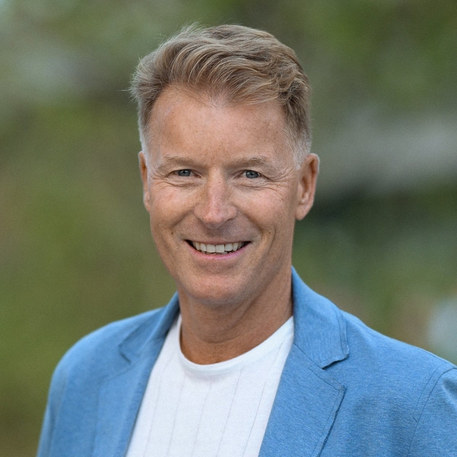 Stein startet opp vår rådgivningstjeneste for energi- og miljødimensjonene for næringseiendom i år 2015. Han er utdannet sivilingeniør fra NTNU og kraftanalytiker ved NHH i Bergen. Stein jobber på kryss og tvers i hele Eiendomshuset, samt med eksterne kunder i egen portefølje. En av hans ambisjoner er å få bukt med «eie-leie problematikken» gjennom KPI-management og ved å bygge tillit til tall og dimensjoner mellom byggeier og leietaker. For å understreke at han har 25 års bred erfaring fra bransjen, minner han gjerne omverdenen på at han faktisk har jobbet 2 sesonger som tømmerfløter på Glomma.