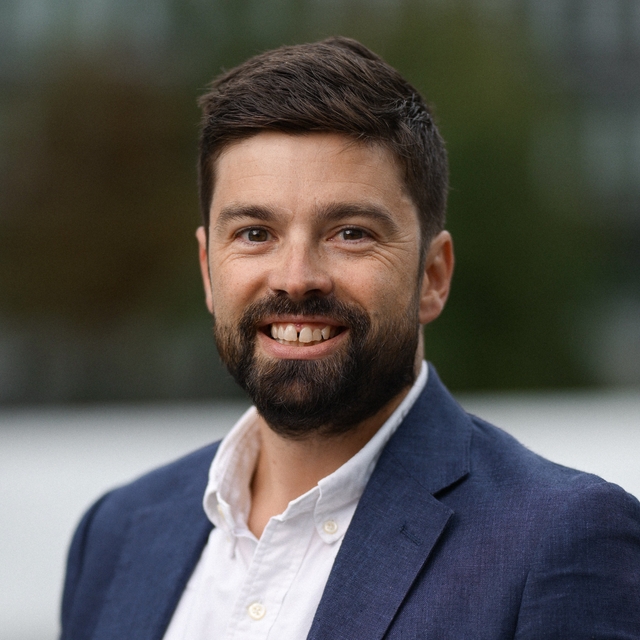 Stian Thaulow er digital prosjektleder hos Eiendomshuset Malling & Co og har siden juli 2022 jobbet med å bygge digitale løsninger som skaper verdi og effektivitet for selskapets kunder og samarbeidspartnere. Han har 15 års erfaring innen IT-utvikling, med bakgrunn fra både softwarefirma og konsulentvirksomhet. Stian er utdannet innen informatikk fra NTNU og har gjennom sin karriere jobbet med å forene teknologi og forretning for å løse komplekse utfordringer. Han har en praktisk og løsningsorientert tilnærming til teknologi og fokuserer på å bruke digitale verktøy for å forenkle og forbedre arbeidsprosesser i næringseiendom.