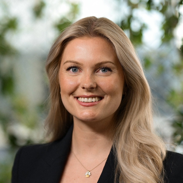 Stine er utdannet siviløkonom fra BI med major i Economics og har med seg nesten 6 års erfaring fra DNB, hvor hun har jobbet både innen valuta- og aksjemarkedene i DNB Markets. Hun har tidligere vært markedsanalytiker i DNB Næringsmegling med særlig innsikt i kontormarkedet. Stine har erfaring og er faglig interessert i makrobildet. Hun er opptatt av å forstå hvordan markedet utvikler seg, og bruke denne innsikten til å bistå kunder på best mulig måte.