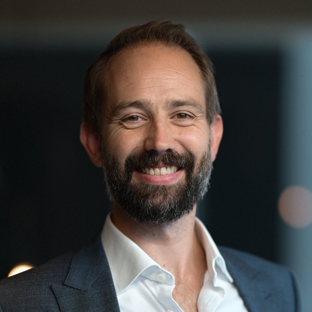 Thomas Melheim er en erfaren Seniorrådgiver hos Malling & Co Technology. Han har en imponerende bakgrunn fra entreprenørbransjen med dyp innsikt i teknologisk utvikling. Thomas er en nøkkelressurs for smartbygg, IoT og komplekse tekniske anlegg. Med en bachelorgrad i automasjon og reguleringsteknikk, samt en ExecutiveMBA i økonomisk styring og ledelse fra Norges Handelshøyskole (NHH), har Thomas ledet og vært ansvarlig for teknisk design og implementering av skybaserte styringssystemer og komplekse SD systemer i norden.