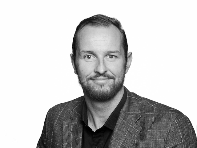Robert har jobbet i Eiendomshuset Malling & Co siden 2016 og fikk i 2020 muligheten til å spisse selskapets posisjon innen innovasjon og teknologi da han gikk inn som daglig leder og partner i Malling & Co Technology. Robert har en variert bakgrunn med et særlig fokus på teknologi og kvalitet de siste 20 årene. Dette har han opparbeidet gjennom sin karriere som senioringeniør i oljebransjen og som teknisk driftssjef i Malling & Co forvaltning. Han er utdannet elektriker og ingeniør innen elkraftteknikk fra USN og har i de siste årene vært en bidragsyter hos andre utdanningsinstitusjoner hvor han holder kurs og foredrag innen eiendomsteknologi og innovasjon. Robert brenner for teknologi som virker og som gir merverdi til alle relevante parter i verdikjeden Næringseiendom.