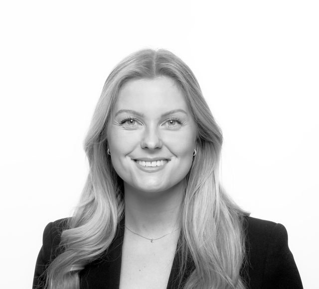 Stine er utdannet siviløkonom fra BI med major i Economics og har med seg nesten 6 års erfaring fra DNB, hvor hun har jobbet både innen valuta- og aksjemarkedene i DNB Markets. Hun har tidligere vært markedsanalytiker i DNB Næringsmegling med særlig innsikt i kontormarkedet. Stine har erfaring og er faglig interessert i makrobildet. Hun er opptatt av å forstå hvordan markedet utvikler seg, og bruke denne innsikten til å bistå kunder på best mulig måte.